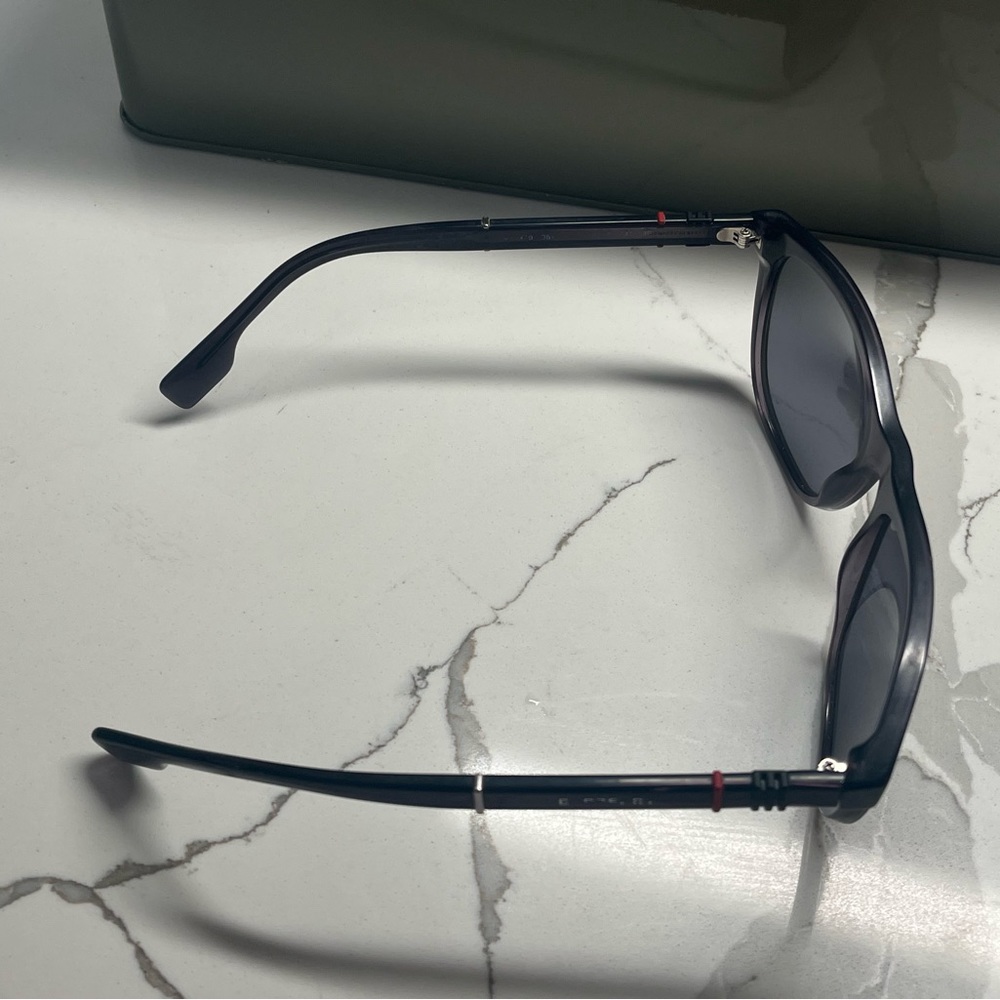 Burberry sunglasses - Picture 7 of 8